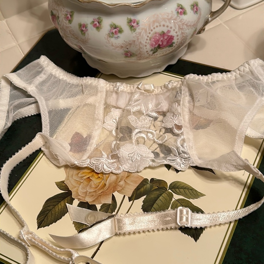 Garter Belt M/L Felina Two hook back closure- EUC